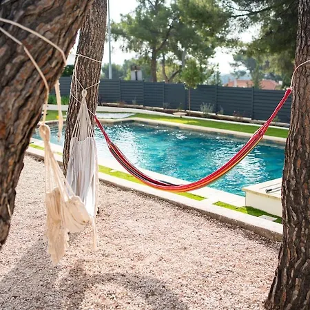 5 Etoiles Avec Piscine Chauffee, Petanque Et A 850 M *
