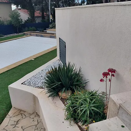 5 Etoiles Avec Piscine Chauffee, Petanque Et A 850 M